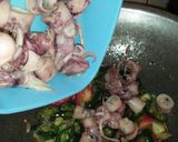 Foto langkah ke 4 dari resep Oseng² cumi asin cabe hijau.