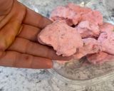 A picture of step 4 of Strawberry Cream Freezer Bombs.