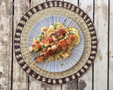 Foto del paso 5 de la receta: Brochetas de salmón rápidas con arroz, también express!