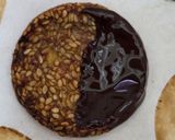 Foto del paso 5 de la receta: Galletitas de sésamo con baño de chocolate 85 % cacao y sal del Mediterráneo en escamas