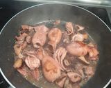 Foto del paso 3 de la receta: Calamares, setas shiitake al ajillo y langostinos