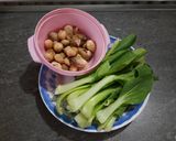 Hình bước làm 1 của món Cải thìa & nấm xốt dầu hào