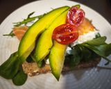Foto del paso 4 de la receta: Tostada de Queso Cottage, Salmón y Aguacate