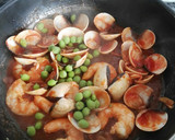 Foto del paso 6 de la receta: Almejas y langostinos con guisantes en salsa picante