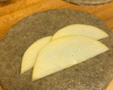 Foto del paso 4 de la receta: Empanadillas con masa de centeno integral y relleno de cebolla caramelizada, manzana y feta