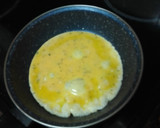 Foto del paso 5 de la receta: Hamburguesa de pollo, tortilla francesa, queso curado y mayonesa de cebolla