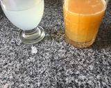 Foto del paso 1 de la receta: Así arrancamos las mañanas, vaso de agua con limón, un jugo de naranja exprimido, tostada y fruta