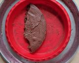 Foto del paso 4 de la receta: Galleta de harina de coco, cacao y maní, midiendo con tapita de polvo Royal®