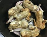Foto del paso 1 de la receta Codornices con jamón y verduras en cocotte al vino blanco