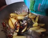 Foto langkah ke 3 dari resep Tumis Kentang Ayam Cincang.