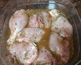 Foto del paso 1 de la receta: Muslos de pollo adobados y asados en freidora de aire con papas fritas al ajillo y salsa del adobo