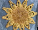 Hình bước làm 3 của món Bánh hoa hướng dương biến thể phiên bản pizza :)