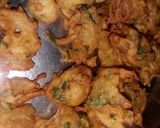 पालक के पत्तो और प्याज़ के पकौड़े (Palak ke patto aur pyaz ke pakode recipe in Hindi) रेसिपी चरण 4 फोटो
