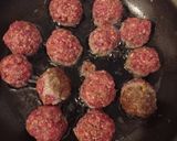 Une image de l'étape 2 de Boulettes de viande accompagnées de couscous.