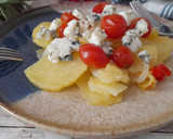 Foto del paso 4 de la receta: Papas a lo pobre con tomatitos confitados y queso azul