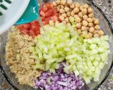 Foto del paso 5 de la receta: 🌸 Ensalada proteica de Primavera 🌸 Full color: Quinoa, garbanzos, tomate, cebolla, pepino y apio