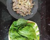 Hình bước làm 3 của món Thịt đà điểu xào sả ớt cuốn cải xanh