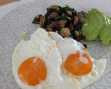 Foto del paso 2 de la receta: Salteado de setas con espinacas
