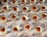 Foto langkah ke 8 dari resep Puding Cup Cokelat dan Leci.