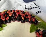 Foto del passaggio 13 della ricetta Cheesecake al basilico, limone e miele con yogurt, pinoli e morette di rovo