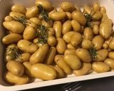 Une image de l'étape 5 de Pommes grenailles au thym, ail et romarin.