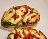 Foto del paso 5 de la receta: Tostas de aguacate con queso gratinado y jamón