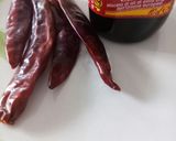 A picture of step 2 of Make your own chilli oil.