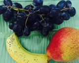 Hình bước làm 1 của món Sinh tố nho, chuối, lê làm phụ nữ trẻ đẹp
