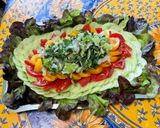 Une image de l'étape 17 de Salade composée au concombre, tomates, feuille de chêne et oignon rouge.
