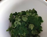 Foto langkah ke 1 dari resep Sayur bening daun kelor oyong super simpel.