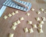 Foto del passaggio 4 della ricetta Ravioli con ripieno di gamberetti e con crema di zucchine