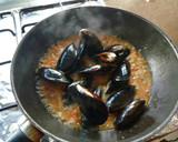 Foto del paso 3 de la receta: Mejillones picantes al cilantro