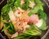 รูปขั้นตอนการทำที่ 3 ของ ผัดบะหมี่ซีอิ้วทะเลเบคอนพริกแห้ง🍜🦐🦑🥓🥬🌶style by barbie👩🏼‍🍳