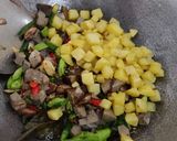 Foto langkah ke 5 dari resep Oseng Kentang Hati Sapi.