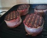 Foto del paso 7 de la receta: Lomo envuelto en panceta con cajita de papa rellena y cebollas