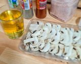 Foto del paso 1 de la receta: Champiñones al Jerez o vino blanco acompañado con tortilla