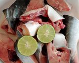 Foto langkah ke 1 dari resep Ikan Patin Kuah Kuning ala Ibuku.
