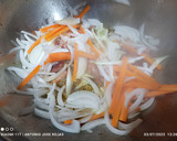 Foto del paso 4 de la receta: Udon con verduras, tortilla y secreto adobado