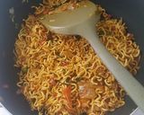 Foto langkah ke 4 dari resep Mie goreng sosis ayam.