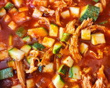 Foto del paso 3 de la receta: Pollo con Calabacitas en Salsa de Guajillo