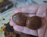صورة لخطوة 2 من وصفة معمول العيد بتمر ومعمول بجوز
