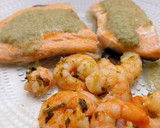 Foto del paso 9 de la receta: Salmón con vinagreta de alcaparras y miel con langostinos al ajillo