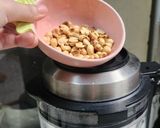 Hình bước làm 3 của món Sữa đậu phộng rang + ý dĩ + hạnh nhân 🥜🥜🥜🫘