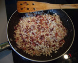 Foto del paso 2 de la receta: Risotto de bacon, cebolla morada y tomatitos baby en rama