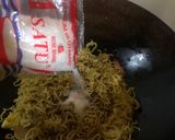 Foto langkah ke 5 dari resep Mie Goreng ala Solaria.