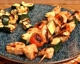 Foto del paso 3 de la receta: Brochetas de solomillo de pollo adobadas con tomatitos y calabacines