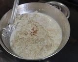 A picture of step 3 of Bottle gourd halwa with nuts and saffron.
