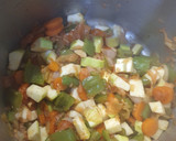 Foto del paso 3 de la receta: Pollo en salsa de verduras en olla express