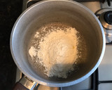 Foto del paso 2 de la receta: Empanadas de camarones y verdeo en salsa blanca