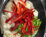 Foto del paso 4 de la receta: Muslos de pollo al horno con verduras